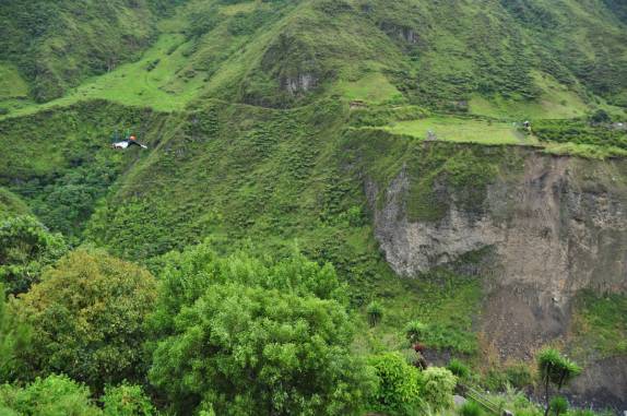 Uma das tirolesas da Ruta de las Cascadas' que atravessa todo o canyon, perto de Baños, no Equador